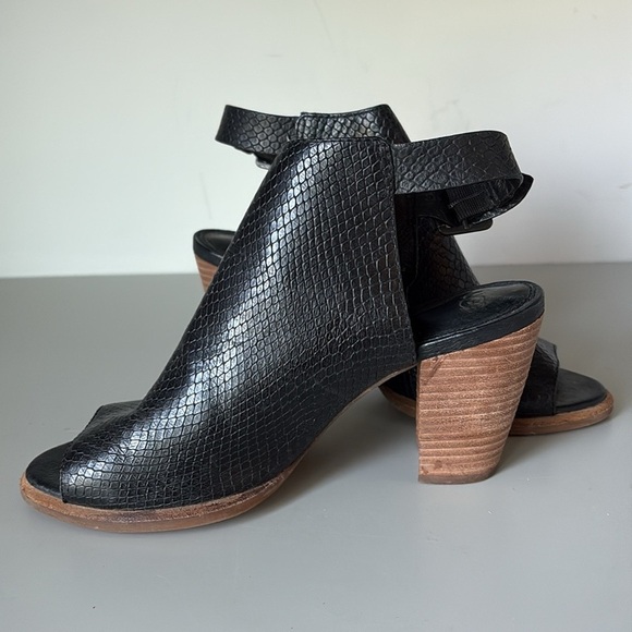 UGG Women's Audrey Exotic Black Leather Pump Size 8 - Picture 8 of 12